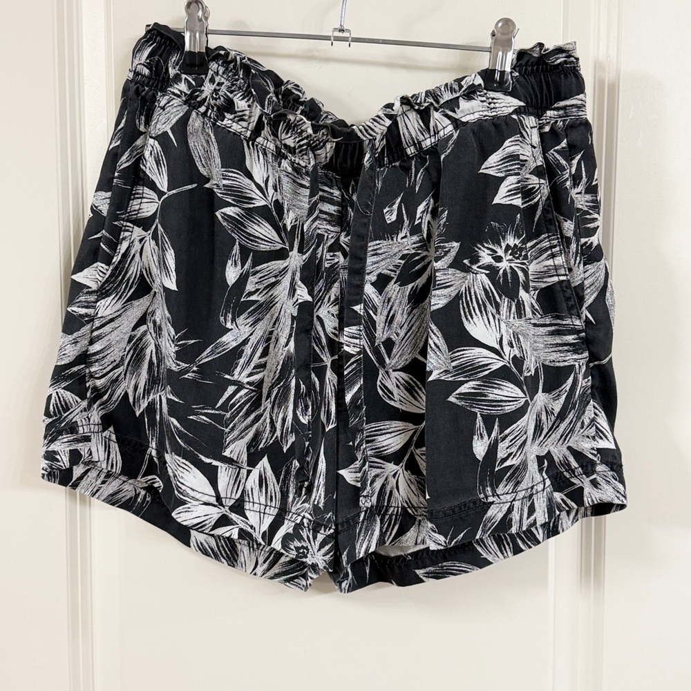 C&C California Black and White Leaf Print High Waist Shorts